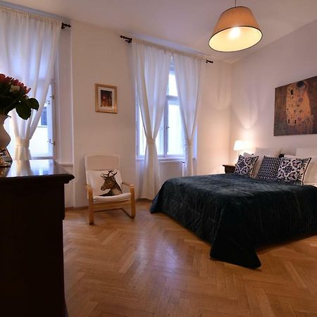 Cozy Flat By The Astronomical Clock Apartment Prague Ngoại thất bức ảnh