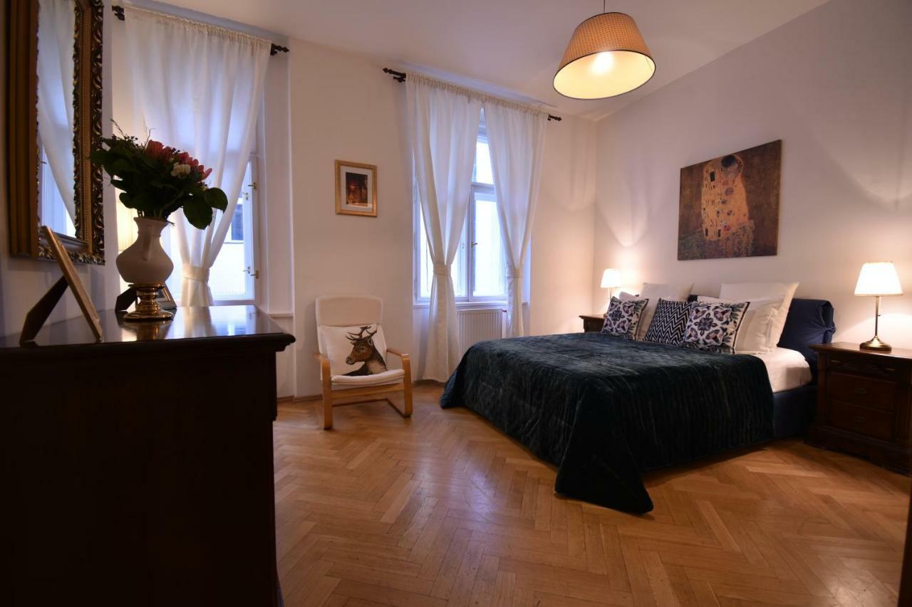 Cozy Flat By The Astronomical Clock Apartment Prague Ngoại thất bức ảnh
