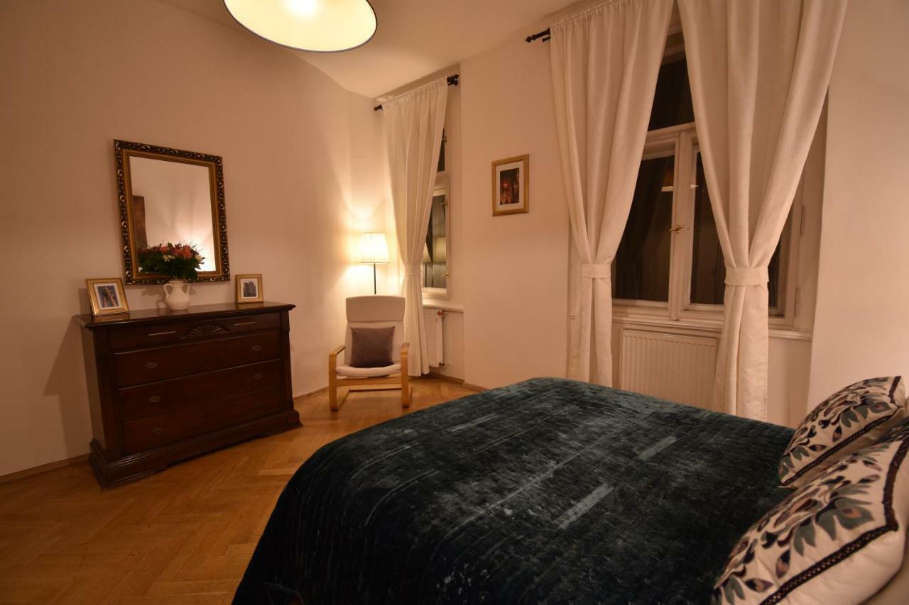 Cozy Flat By The Astronomical Clock Apartment Prague Ngoại thất bức ảnh